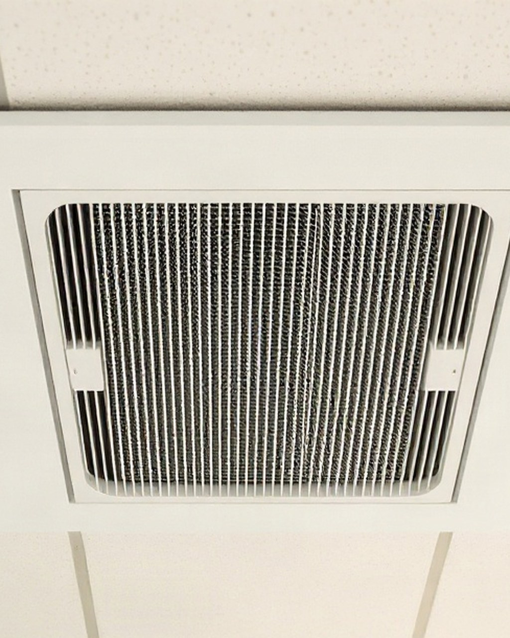 浴室乾燥機の製品資料と交換見積書を確認する場面。AI生成のイメージで、実際の施工事例ではありません