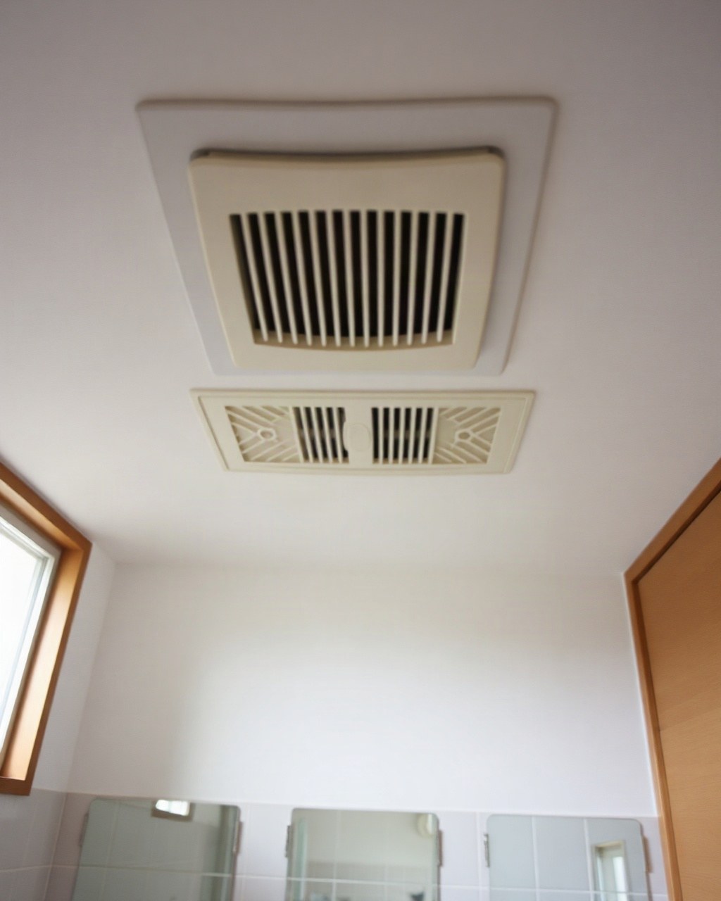 清潔な一般住宅の浴室と天井の換気乾燥設備。AI生成のイメージで、実際の施工事例ではありません