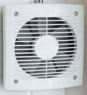 住宅の天井換気扇を床から見上げたイメージ（説明用のイメージ）